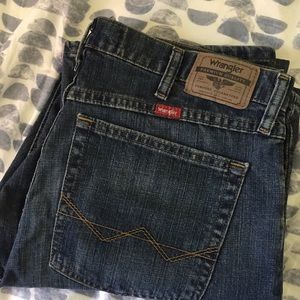 Relaxed Boot Wrangler Flex Medium Wash Jeans